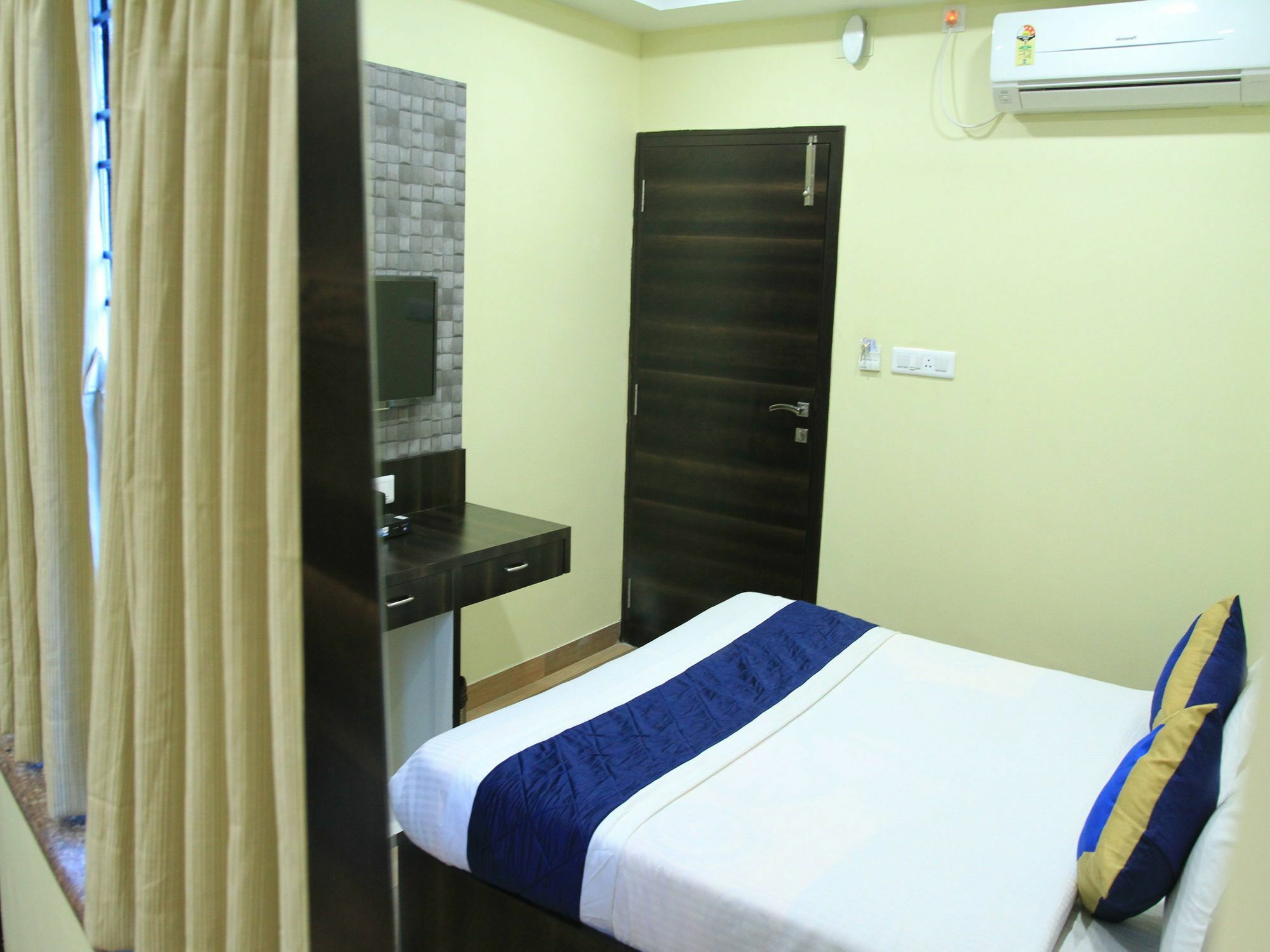 Oyo 7790 Hotel Royal Height Kalküta Dış mekan fotoğraf